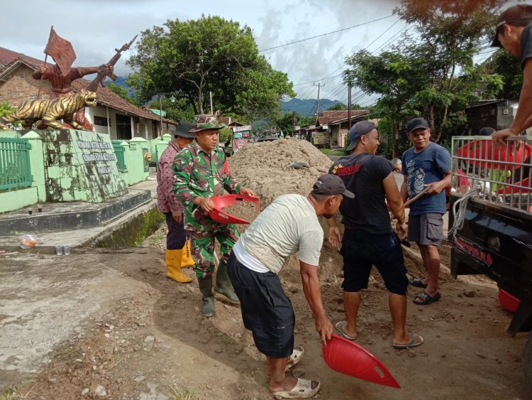 Babinsa Koramil 0101/Pandeglang Laksanakan Gotong Royong Bersama Warga untuk Pengurugan Pondok Pesantren Salafi
