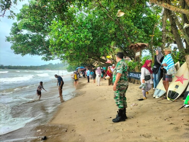 Sertu Purwadi Babinsa Koramil 0110/Labuan Melaksanakan Pengamanan Pantai Carita Jelang Libur Natal dan Tahun Baru 2026