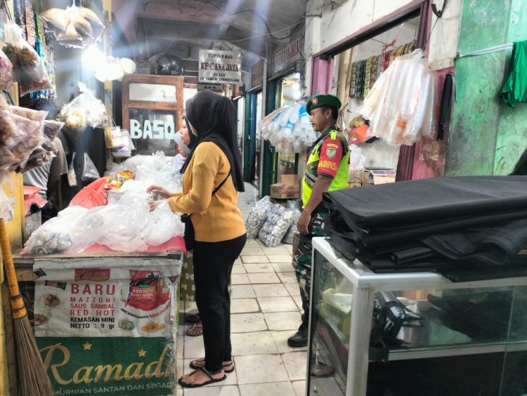 Kopka Dede Haryadi Babinsa Koramil 0102/Cadasari Laksanakan Pengamanan Obvit dan Pasar Jelang Natal 2025 dan Tahun Baru 2026