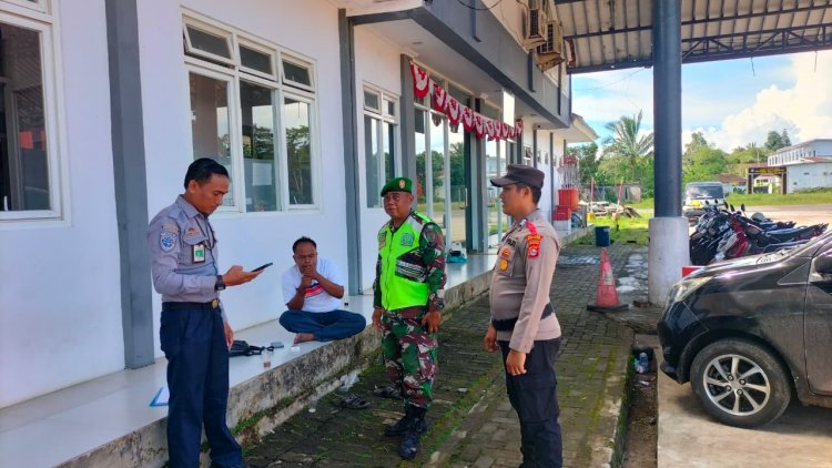 Sertu juana Babinsa Koramil 0111/Pagelaran Bersama Polsek Laksanakan Pengamanan di Terminal Bus Tarogong