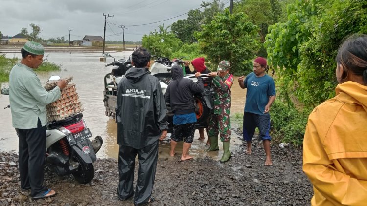 Serka Yatno Babinsa Koramil 0111/Pagelaran Laksanakan Pembantuan Penyeberangan Sungai Akibat Kenaikan Debit Air