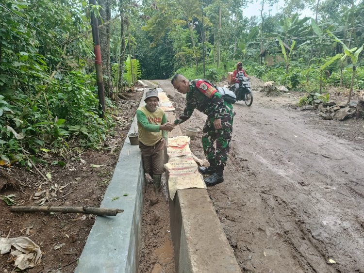 Serka H. Situmorang Babinsa Koramil 0103/Banjar Dampingi Pengecekan Pembangunan Drainase di Musim Penghujan