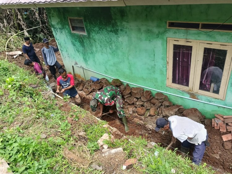 Babinsa Koramil 0102/Cadasari Laksanakan Karya Bakti Pembangunan Dam Bersama Warga Desa Karangsetra
