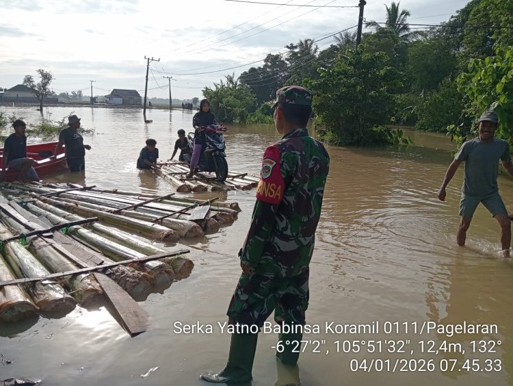 Serka Yatno Anggota Babinsa Koramil 0111/Pagelaran Laksanakan Monitoring Wilayah Terdampak Banjir