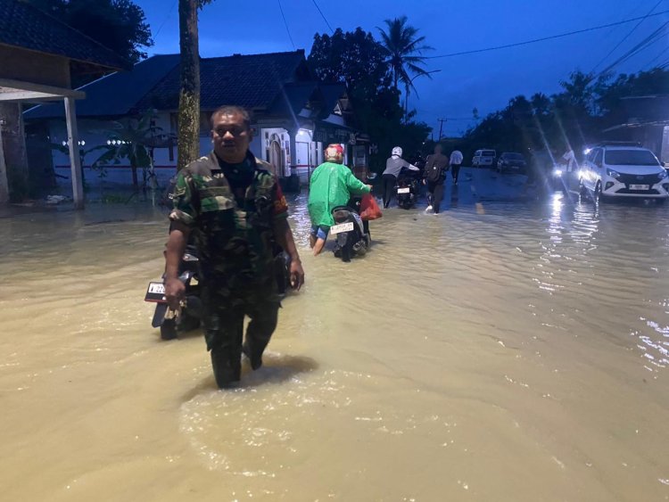 SERTU ERI PIATNA BABINSA KORAMIL 0116/CIKEUSIK LAKSANAKAN MONITORING BANJIR DI WILAYAH KECAMATAN CIKEUSIK