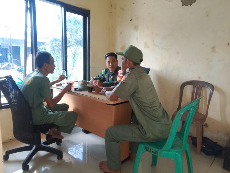 Serka Agus Sadiyin Babinsa Koramil 0105/Mandalawangi Laksanakan Komsos Bersama Anggota Linmas Desa Pari