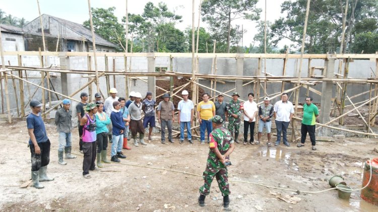 DANRAMIL 0103/BANJAR BERSAMA BABINSA DAN MASYARAKAT LAKSANAKAN KARYA BAKTI PEMBANGUNAN KOPERASI DESA MERAH PUTIH DI DESA SUKASARI