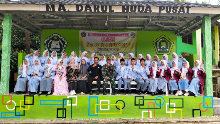 DANRAMIL 0105/MANDALAWANGI BERSAMA BABINSA BERIKAN PENDIDIKAN KARAKTER KEPEMIMPINAN DAN PBB DI MA DARUL HUDA