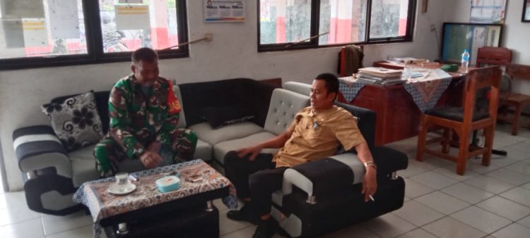 Babinsa Koramil 0105/Mandalawangi Laksanakan Komsos Monitoring Program Makan Bergizi Gratis di SDN 1 Nembol