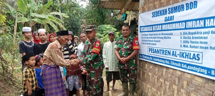 BABINSA KORAMIL 0116/CIKEUSIK LAKSANAKAN SERAH TERIMA BANTUAN PENGEBORAN AIR BERSIH DI PONPES AL IKHLAS