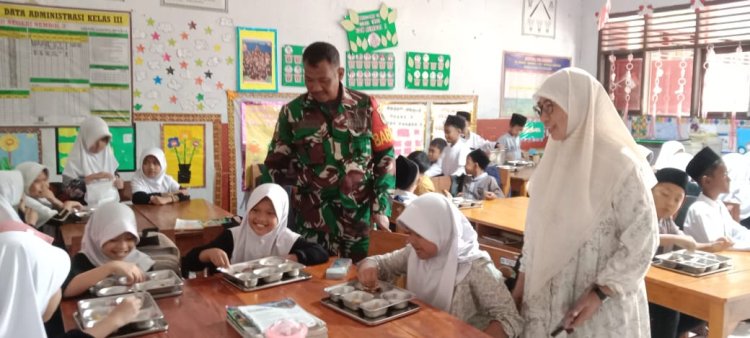 Serka Altaupik Babinsa Koramil 0105/Mandalawangi Laksanakan Pendampingan Program Makan Bergizi Gratis di Wilayah Kecamatan Mandalawangi