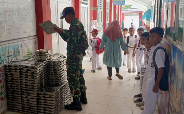 Serka Suryadi Babinsa Koramil 0110/Labuan Laksanakan Pendampingan Program Makan Bergizi Gratis di Wilayah Kecamatan Labuan