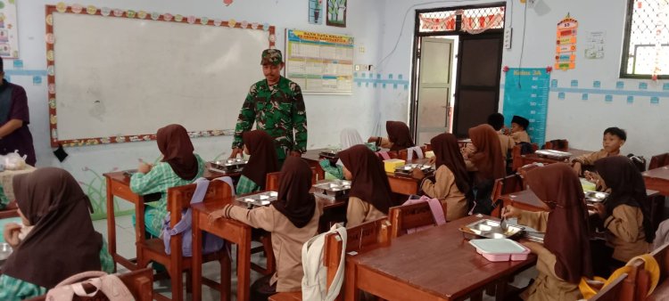 Serma Junaedi Babinsa Koramil 0107/Saketi Dampingi Penyaluran Makan Bergizi Gratis (MBG) di Kecamatan Saketi