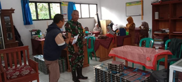 Sertu Taufik Babinsa Koramil 0105/Mandalawangi Laksanakan Pendampingan Program Makan Bergizi Gratis (MBG) di Wilayah Kecamatan Mandalawangi