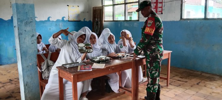 Serka Altaupik Anggota Babinsa Koramil 0105/Mandalawangi Dampingi Program Makan Bergizi Gratis di Kecamatan Mandalawangi