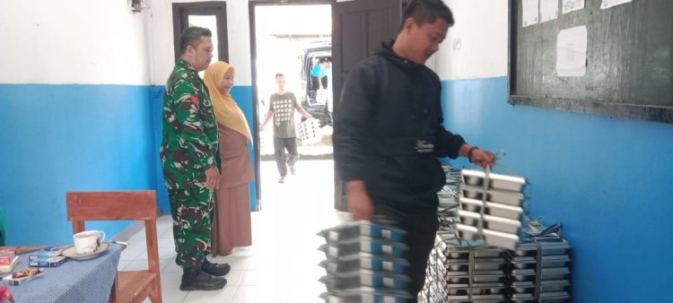 Kopka Iwan Babinsa Koramil 0104/Cimanuk Laksanakan Operasional Program Makan Bergizi Gratis di SPPG Kadubungbang