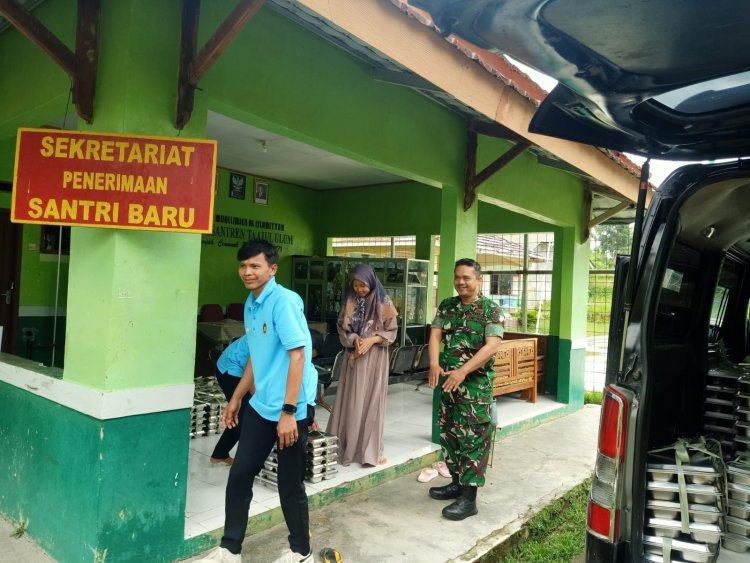 Babinsa Koramil 0104/Cimanuk Laksanakan Pendampingan Operasional Program MBG di SPPG Kadubungbang