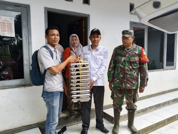 Sertu Suhendar Babinsa Koramil 0107/Saketi Dampingi Penyaluran Program MBG di Kecamatan Cisata
