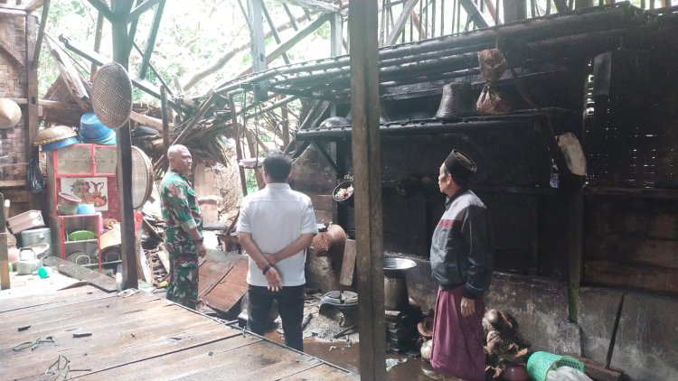 BABINSA KORAMIL 0105/MANDALAWANGI LAKSANAKAN MONITORING DAN PENANGANAN AWAL BENCANA POHON TUMBANG DI DESA SIRNAGALI