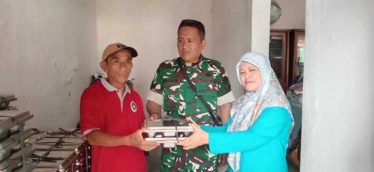 Sertu Zaenal Arifin Babinsa Koramil 0103/Banjar Laksanakan Pendampingan dan Penyaluran Program Makan Bergizi Gratis (MBG) di SPPG Mandalasari