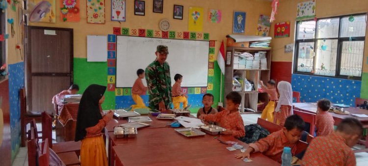 Serma Junaedi Babinsa Koramil 0107/Saketi Dampingi Penyaluran MBG Yayasan Intishar Bersama Gigih