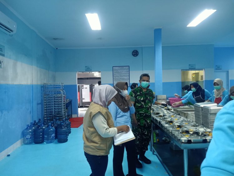 Pendampingan Operasional Program MBG oleh Babinsa Koramil 0104/Cimanuk di SPPG Kadubungbang