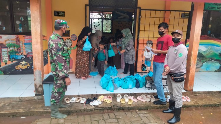 Serka Sutaryat Babinsa Koramil 15/Cimanggu Dampingi Penyaluran Program Makan Bergizi Gratis di Wilayah Kecamatan Cimanggu