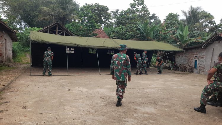 anggota Babinsa Koramil 0102/Cadasari bersama Staf Logistik Kodim 0601/Pandeglang dan masyarakat