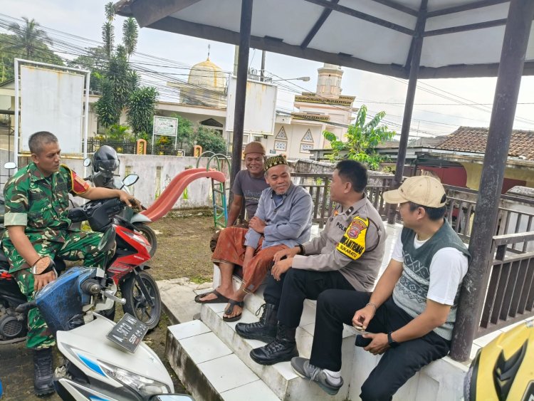 Babinsa Koramil 0101/Pandeglang Bersama Bhabinkamtibmas Laksanakan Komsos dengan Para Ketua RW di Kelurahan Sukaratu