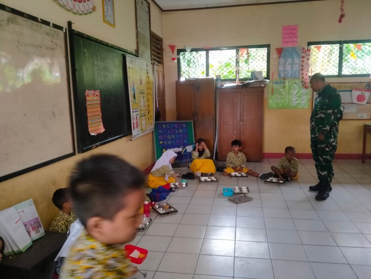Babinsa Koramil 0101/Pandeglang Laksanakan Monitoring Program Makan Bergizi Gratis di SDN Karaton 3