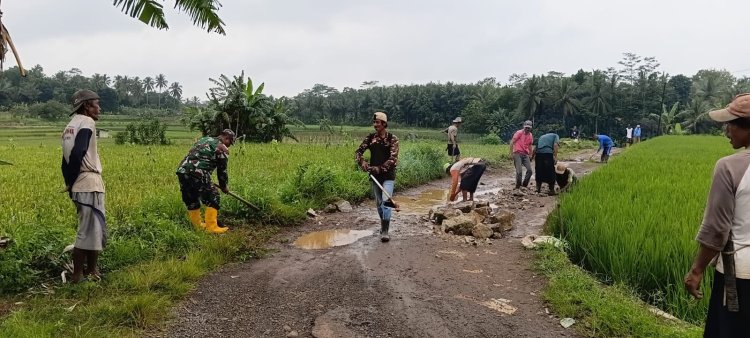 Sertu Iman Jaenudin Babinsa Koramil 0103/Banjar Bersama Warga Laksanakan Gotong Royong Perbaikan Jalan di Desa Sukamulya
