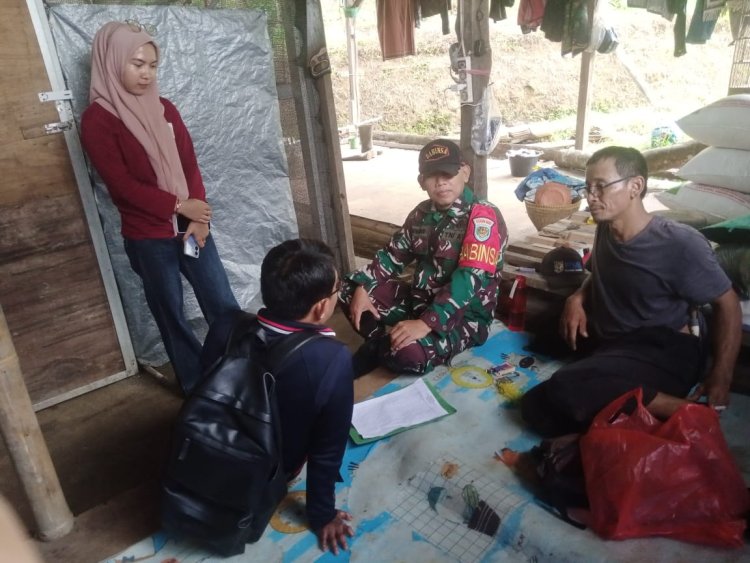 Sertu Kurniawan Babinsa Koramil 0102/Cadasari Laksanakan Komsos Pendataan Kelompok Tani di Poktan Haskai Tani