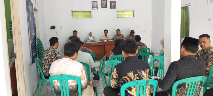 Peltu Bahtiar Babinsa Koramil 0107/Saketi Hadiri Kegiatan Monitoring dan Evaluasi di Desa Kadudampit