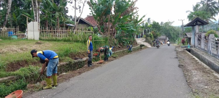Babinsa Koramil 0105/Mandalawangi Laksanakan Kegiatan Kayabaki Bersama Warga dalam Rangka Pembersihan Irigasi