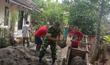 Karya Bakti Babinsa Koramil 0101/Pandeglang Bersama Masyarakat Perbaiki Jalan di Kp. Maja Pasar