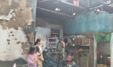 Babinsa Koramil 0111/Pagelaran Datangi Lokasi Kebakaran Rumah Warga di Desa Sindanglaya