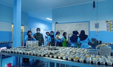 Babinsa Koramil 0104/Cimanuk Laksanakan Pendampingan Penyaluran MBG di SPPG Kadubungbang Kecamatan Cimanuk