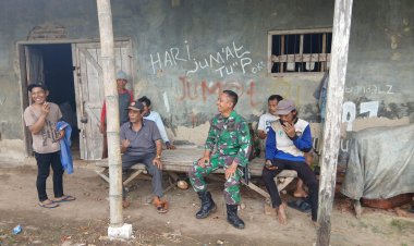 Babinsa Koramil 0104/Cimanuk Laksanakan Komsos Bersama Warga dalam Rangka Monitoring Hasil Panen Padi di Kp. Sudaksa