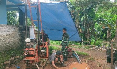 Serka Asep Taryana Babinsa Koramil 0101/Pandeglang Laksanakan Monitoring Pembangunan Sumur Bor Program TNI AD Manunggal Air di Kelurahan Kadomas