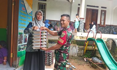 Sertu Dedi Permana Babinsa Koramil 0110/Labuan Dampingi Penyaluran Program Dapur MBG di SPPG Carita Sukarame