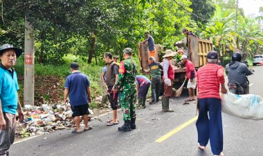 Kegiatan Anggota Babinsa Koramil dan Masyarakat Melaksanakan "Jum’at Bersih"