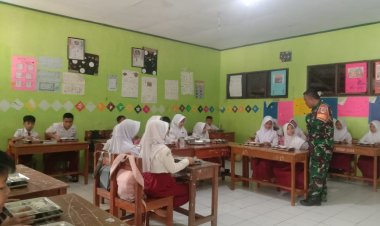 Serda Hamdan Mulyadi Babinsa Koramil 0107/Saketi Dampingi Penyaluran Program Makan Bergizi (MBG) Yayasan Intishar Bersama Gigih di Kecamatan Saketi