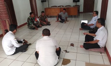 Serka I Kadek Suparta Babinsa Koramil 0107/Saketi Hadiri Kegiatan Monitoring dan Evaluasi Keuangan Desa Cibarani Kecamatan Cisata