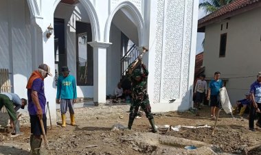 Babinsa Koramil 0109/Munjul Bersama Warga Lakukan Gotong Royong Perataan Halaman Masjid Attaqwa di Desa Pasanggrahan