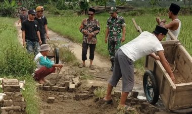 Babinsa Koramil 0107/Saketi Laksanakan Karya Bakti Bersama Kades dan Warga di Kp. Cilemer, Desa Sukalangu