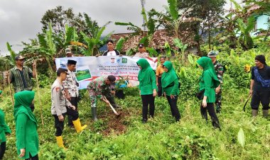 KORAMIL 0105/MANDALAWANGI BERSAMA PERSIT KCK KOORCAB XXXIII DIM 0601 PANDEGLANG DAN MASYARAKAT GELAR JUMAT BERSIH DALAM RANGKA “INDONESIA ASRI” DI LAPANGAN KADUMARIA