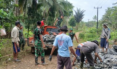Gotong Royong Babinsa, Personel Yon TP, dan Warga Jaura Turunkan Material Batu untuk Pembangunan Jembatan Armco di Desa Sinarjaya