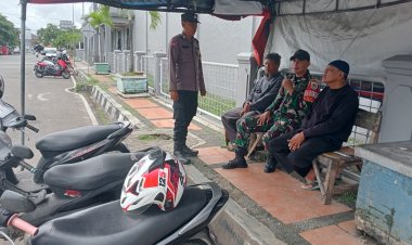 Babinsa Koramil 0101/Pandeglang dan Bhabinkamtibmas Laksanakan Komsos dengan Warga di Pangkalan Ojek Depan Rutan Kelas IIB Pandeglang