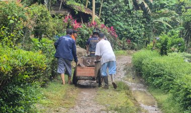 Anggota Babinsa Koramil 0108/Bojong Bersama Personel Yon TP dan Warga Laksanakan Gotong Royong Melansir Material untuk Pembangunan Jembatan Armco di Kp. Seuti Pasir, Desa Pasirsedang–Picung