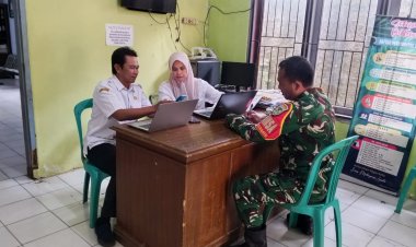 Koramil 0101/Pandeglang – Kodim 0601/Pandeglang  Babinsa Kelurahan Pagerbatu Laksanakan Kegiatan Puldata di Kantor Kelurahan Pagerbatu